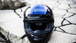 Холмчанин без прав и шлема сел на мотоцикл и врезался в большой джип на городской дороге