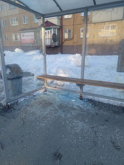 Стекло на автобусной остановке возле «Янтаря» в Южно-Сахалинске разбили в крошку