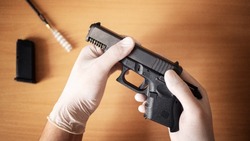 Пенсионер в Холмске устроил стрельбу из-за поврежденной машины