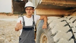 Машинистам спецтехники на Сахалине предлагают самые высокие зарплаты