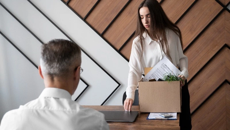 SuperJob: каждый 4-й сотрудник в РФ никак не прощался с коллегами при увольнении