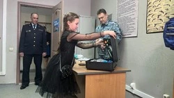 «Всегда хотела стать полицейским»: «Елка желаний» подарила ребенку на Сахалине один день в УМВД