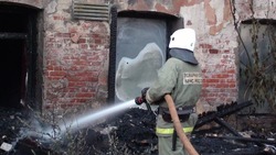 Пожарные потушили заброшенное здание в Южно-Сахалинске 15 ноября