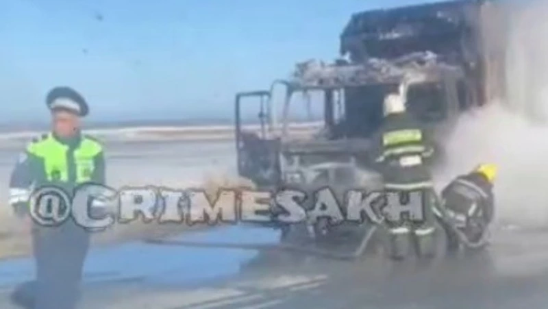 Грузовик вспыхнул на трассе в Долинском районе
