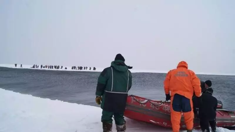 Более ста сахалинских рыбаков остаются на оторванной льдине. К ним выдвинулось судно «Хивус»