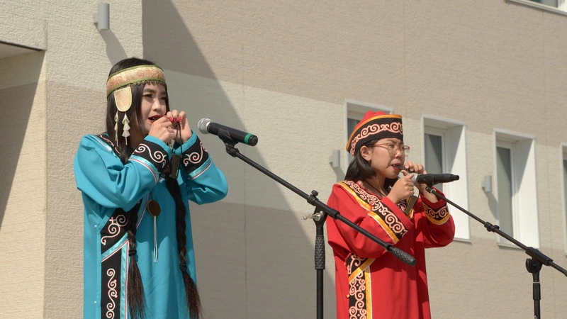 Сахалинцев научили делать нивхские бубны и лепить сосуды с гребешком