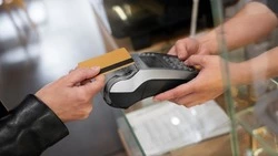 Мужчина из Анивы почти сутки оплачивал свои покупки чужой банковской картой 