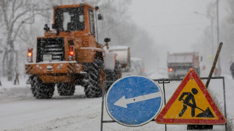 В Южно-Сахалинске продолжается активная расчистка улиц от снега: список на 20 января