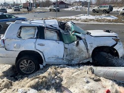 Водитель Lexus попал в больницу после столкновения со столбами в Южно-Сахалинске