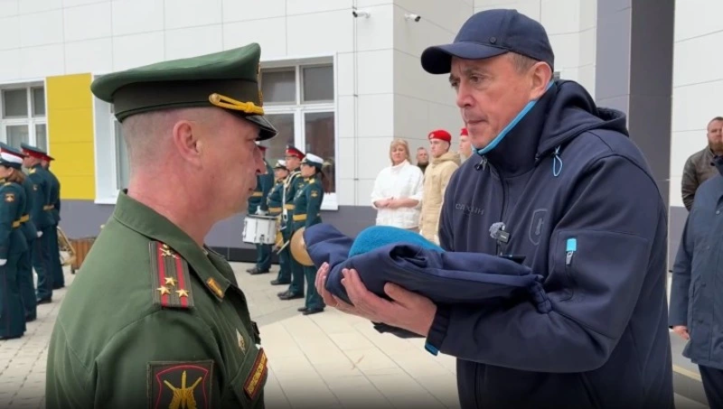 Губернатор Валерий Лимаренко передал в школу Курильска личные вещи Героя России Эдуарда Норполова