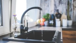 Жителей Холмска оставят без холодной воды днем 24 ноября 