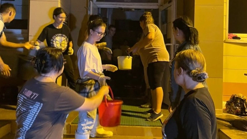 Родители и учителя школы № 23 в Южно-Сахалинске вместе ликвидируют последствия стихии