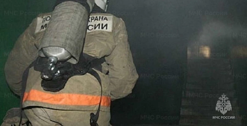 Пожарные потушили нежилое здание в Тымовском 27 августа