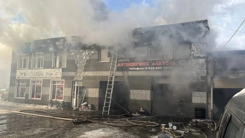 Автосервис вспыхнул в селе Троицком Анивского района