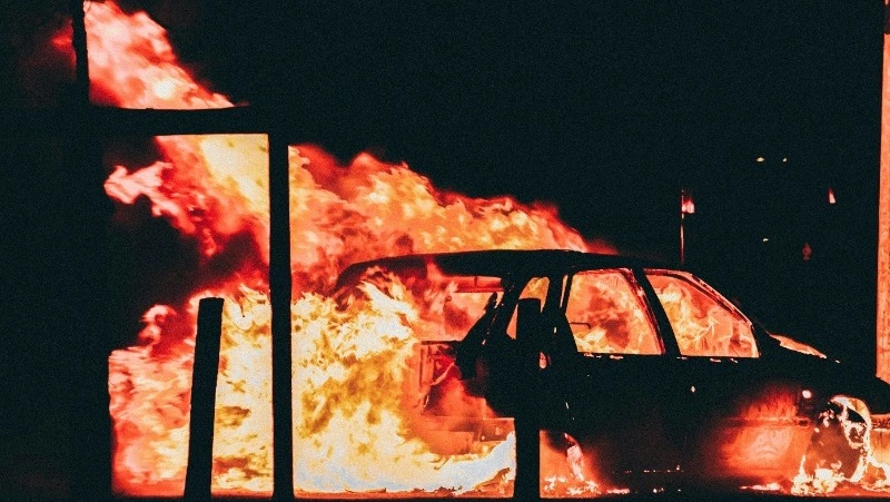 Вспыхнувший автомобиль в Южно-Сахалинске спасатели потушили за 15 минут