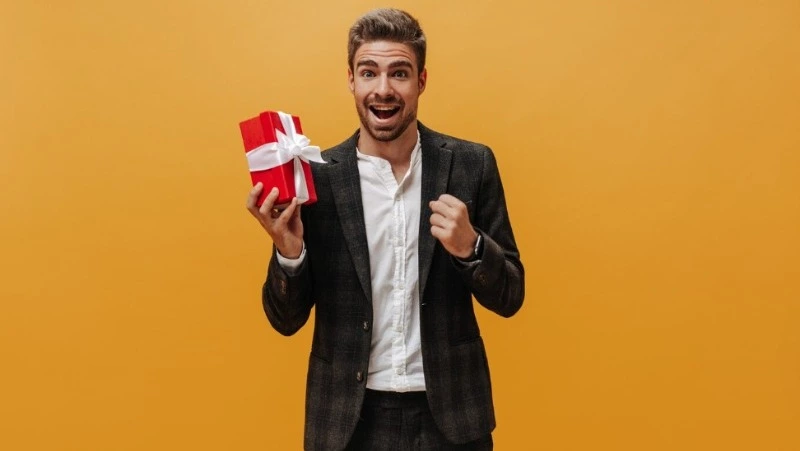 Подарки для мужчин на Новый год — 2024: рекомендации от Sakh.online