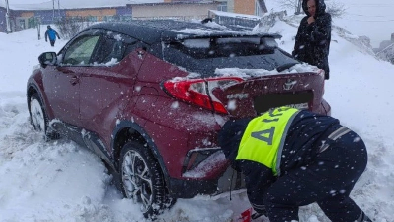 Сотрудники ГАИ «откопали» застрявшую в снегу машину в Корсакове