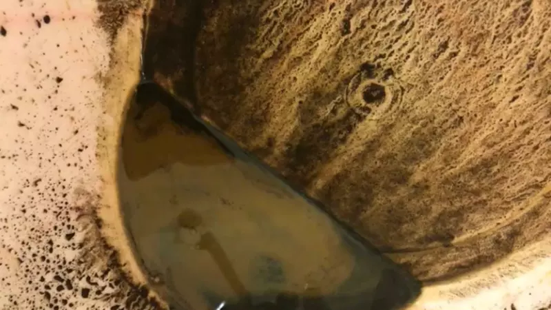 В Поронайске из-под крана в тазик набралось «какао»