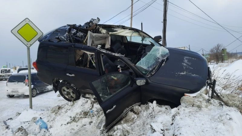 Автомобиль Toyota Land Cruiser врезался в погрузчик в Углегорске