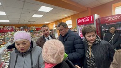 Губернатор нашел для жителей Макарова магазин с регулярной продажей свежей рыбы