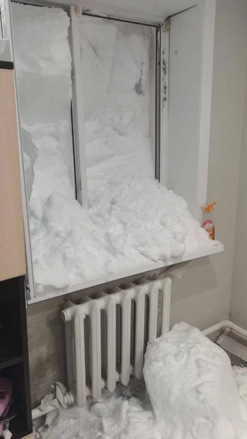 Лавина вновь сошла с крыши в квартиру в Синегорске