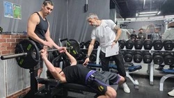 Мужчины, юноши и одна женщина: в Курильске провели соревнования по жиму штанги лежа