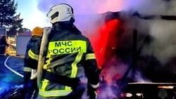 Пожарные потушили горящий гараж в районе «Шлюмберже» в Охе