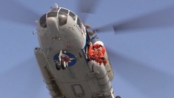Вертолет со спасателями вылетел на помощь дрейфующим на льдине сахалинским рыбакам