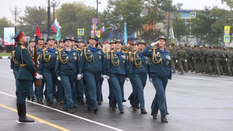 Сотрудницы МЧС России торжественно прошли по площади Победы в Южно-Сахалинске