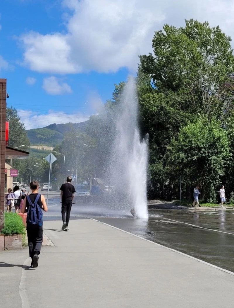 Фонтан воды забил из-под асфальта на улице Тихоокеанской в Южно-Сахалинске