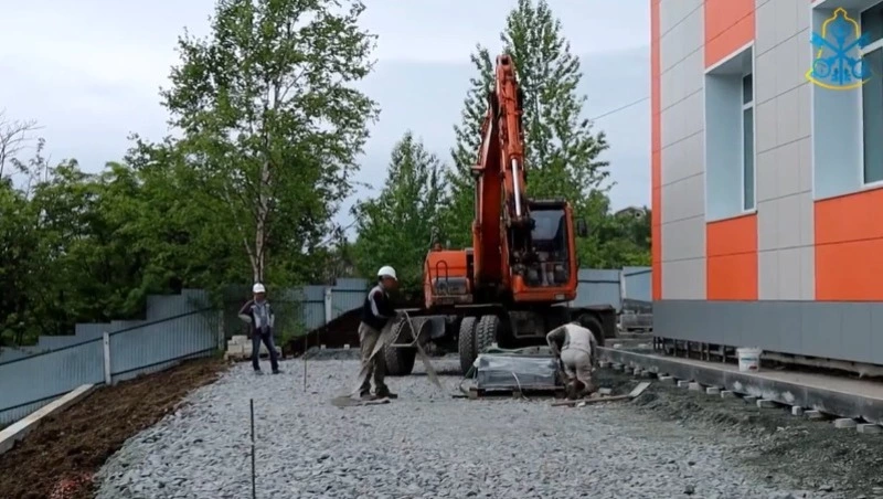 Территорию детского сада «Золотой петушок» в Корсакове отремонтируют к осени 2025 года 