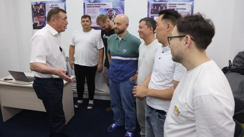 Валерий Лимаренко поздравил сахалинскую команду КВН с победой на «Голосящем КиВине»