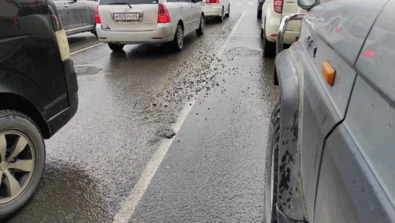 КамАЗ забетонировал асфальт в центре Южно-Сахалинска