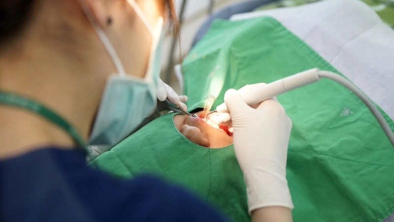 Суд вынес приговор стоматологу, который с подозрением на коронавирус лечил сахалинцев