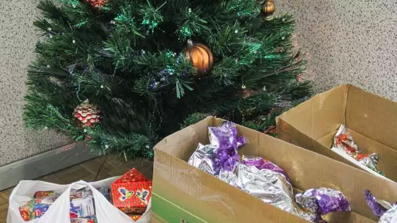 #МыВместе: В Корсакове детей медиков порадовали сладкими подарками