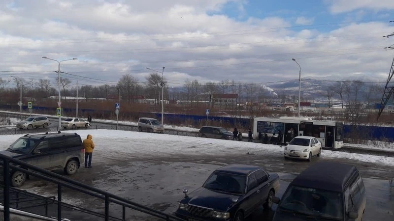 В Южно-Сахалинске иномарка протаранила забитый пассажирами рейсовый автобус