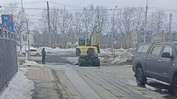 В Южно-Сахалинске засыпали многострадальную яму на улице Комсомольской