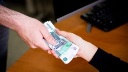 Жительница Холмска отдала крупную сумму за фиктивную прописку мигрантов