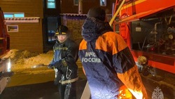 Пожарные потушили электрощит в пятиэтажном доме в Корсакове 