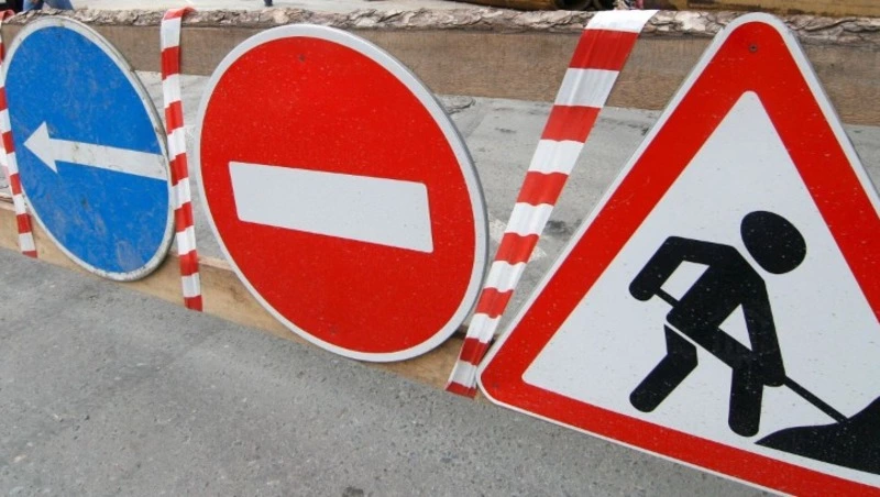 На улице Крайней в Южно-Сахалинске ограничили движение транспорта