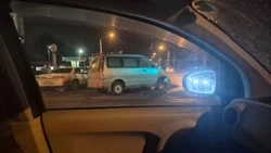 В Южно-Сахалинске столкнулись минивэн и легковушка