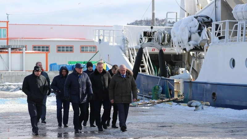 Губернатор посетил крупные рыбопромышленные предприятия на Шикотане