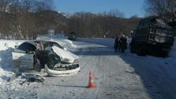 Toyota Mark II попал под колеса самосвала на севере Сахалина