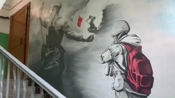 Из поколения в поколение: жильцы украсили подъезд картинами с военными в Углегорске