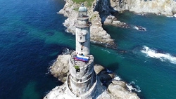 Сахалинцы развернули флаг России на маяке Анива