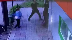 Группа мужчин жестоко избила трансгендера возле кафе