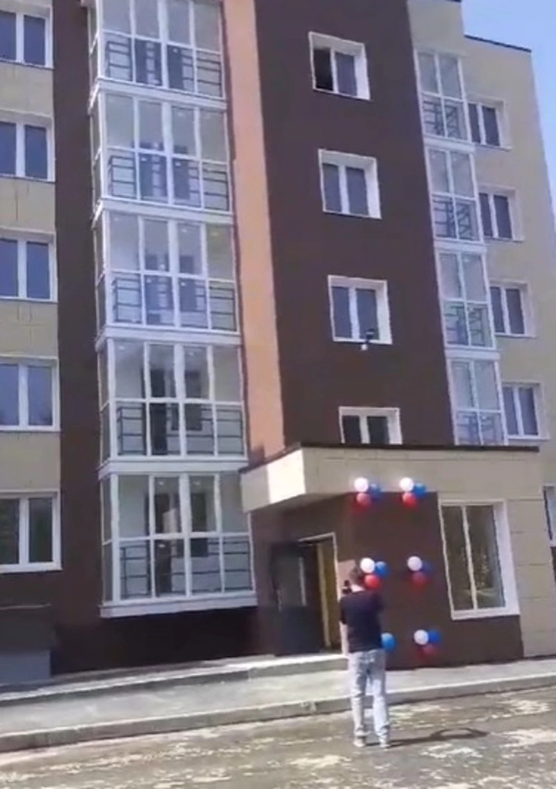 Валерий Лимаренко вручил ключи 10 новоселам в Долинском районе