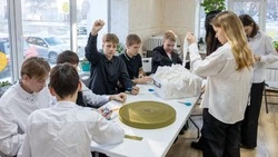 Школьники Южно-Сахалинска отправили бойцам СВО маскировочную сеть