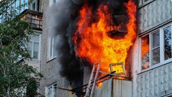 Балкон жилого дома загорелся в Смирных 18 марта