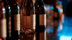 Гости ресторана «Гиорги» на Сахалине не осилили 14 тысяч бутылок вина, владельца призвали в суд